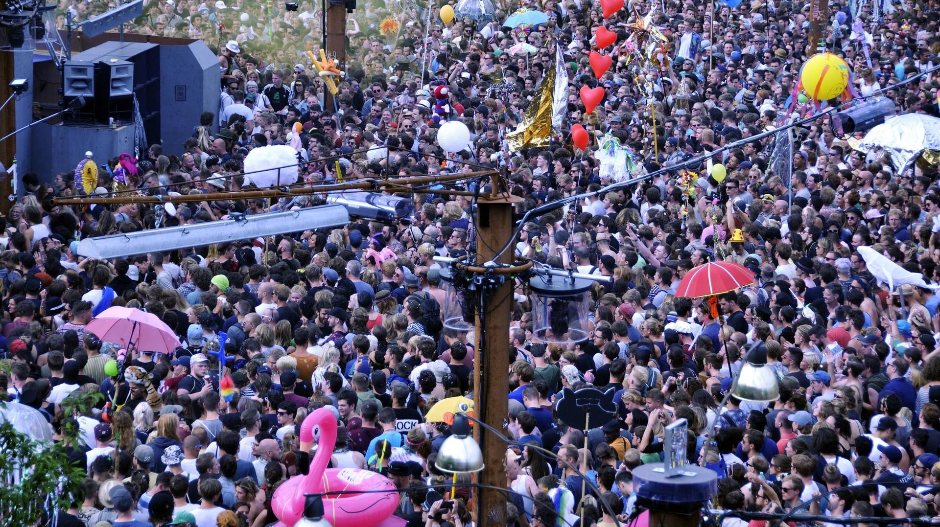 Menschen auf dem "Fusion"-Festival: Ein Sanitätsdienst kümmerte sich um die Freunde des Verstorbenen, um sie psychologisch zu unterstützen. (Symbolbild)