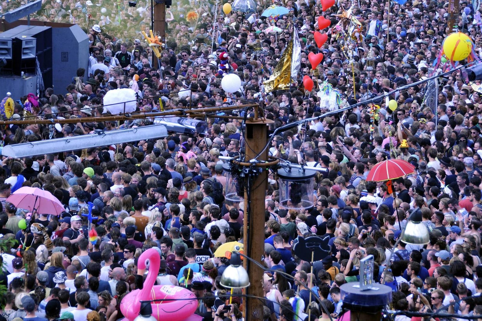 Menschen auf dem "Fusion"-Festival: Ein Sanitätsdienst kümmerte sich um die Freunde des Verstorbenen, um sie psychologisch zu unterstützen. (Symbolbild)