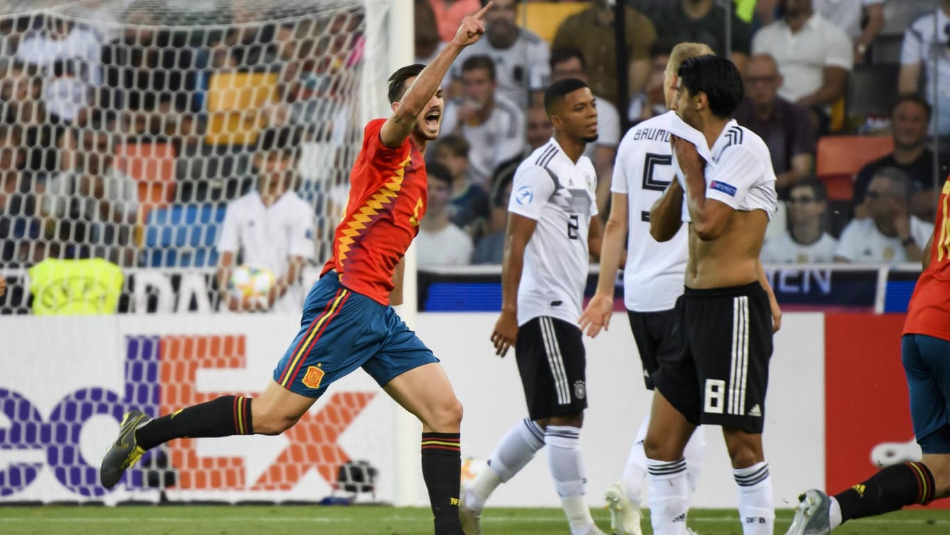 Schock für Deutschland: Die Spanier bejubeln den Treffer von Fabian Ruiz zum 1:0.