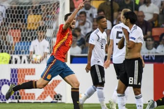 Schock für Deutschland: Die Spanier bejubeln den Treffer von Fabian Ruiz zum 1:0.