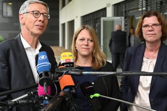 Bremen: Maike Schaefer (mitte), Grünen-Fraktionsvorsitzende in der Bremischen Bürgerschaft, Bürgermeister Carsten Sieling (SPD) und Kristina Vogt, Linken-Fraktionsvorsitzende.