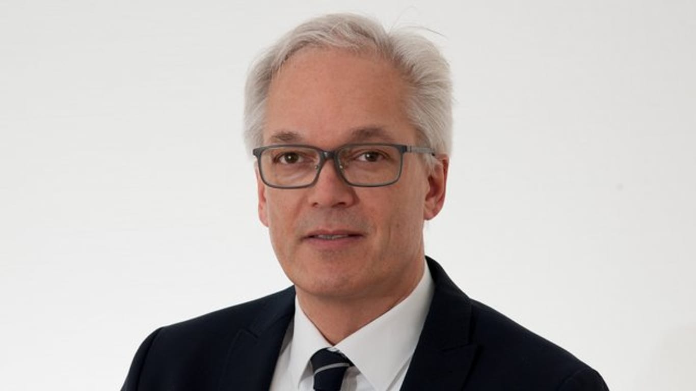 Peter Meyer ist Fachanwalt für Arbeitsrecht in Berlin und Mitglied des Geschäftsführenden Ausschusses der Arbeitsgemeinschaft Arbeitsrecht im Deutschen Anwaltverein (DAV).
