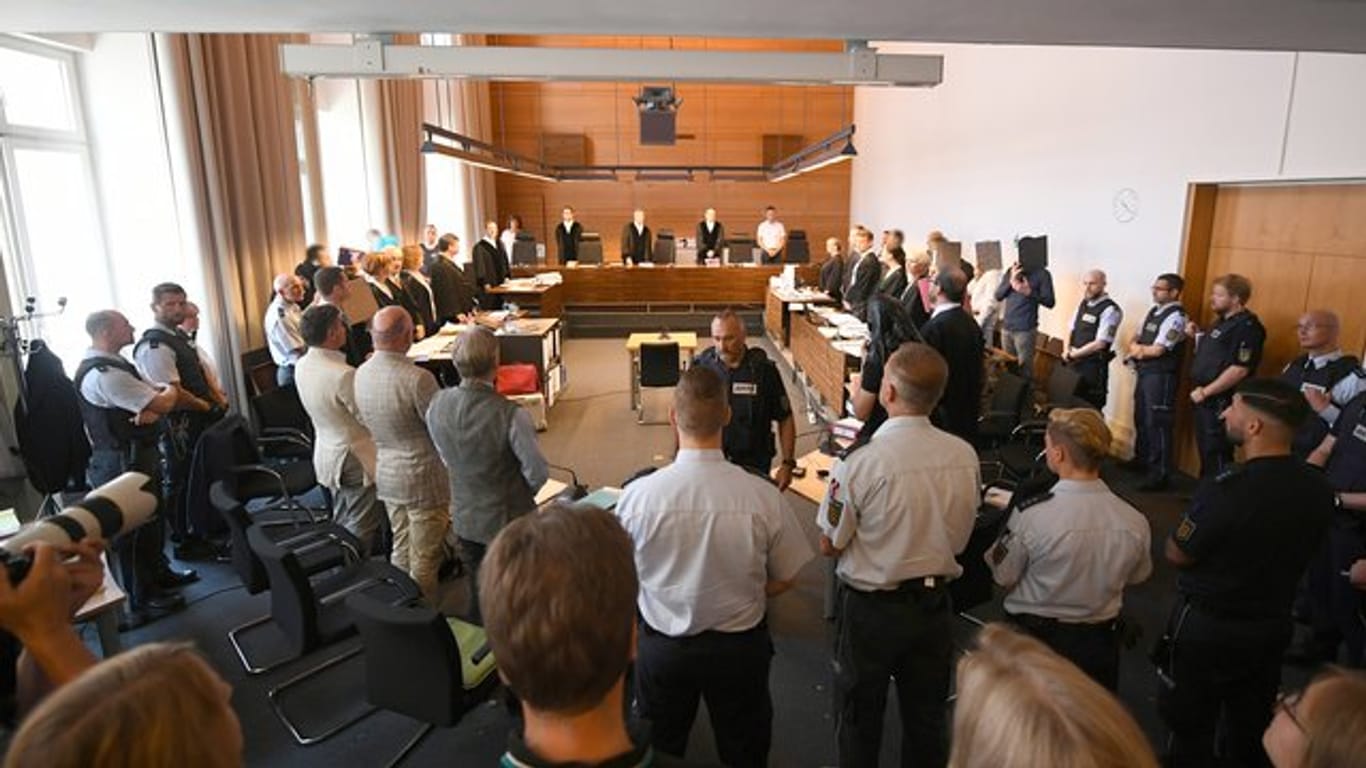 Der Prozess um die Gruppenvergewaltigung vor einer Freiburger Diskothek wird mit einer Vernehmung der Angeklagten fortgesetzt.