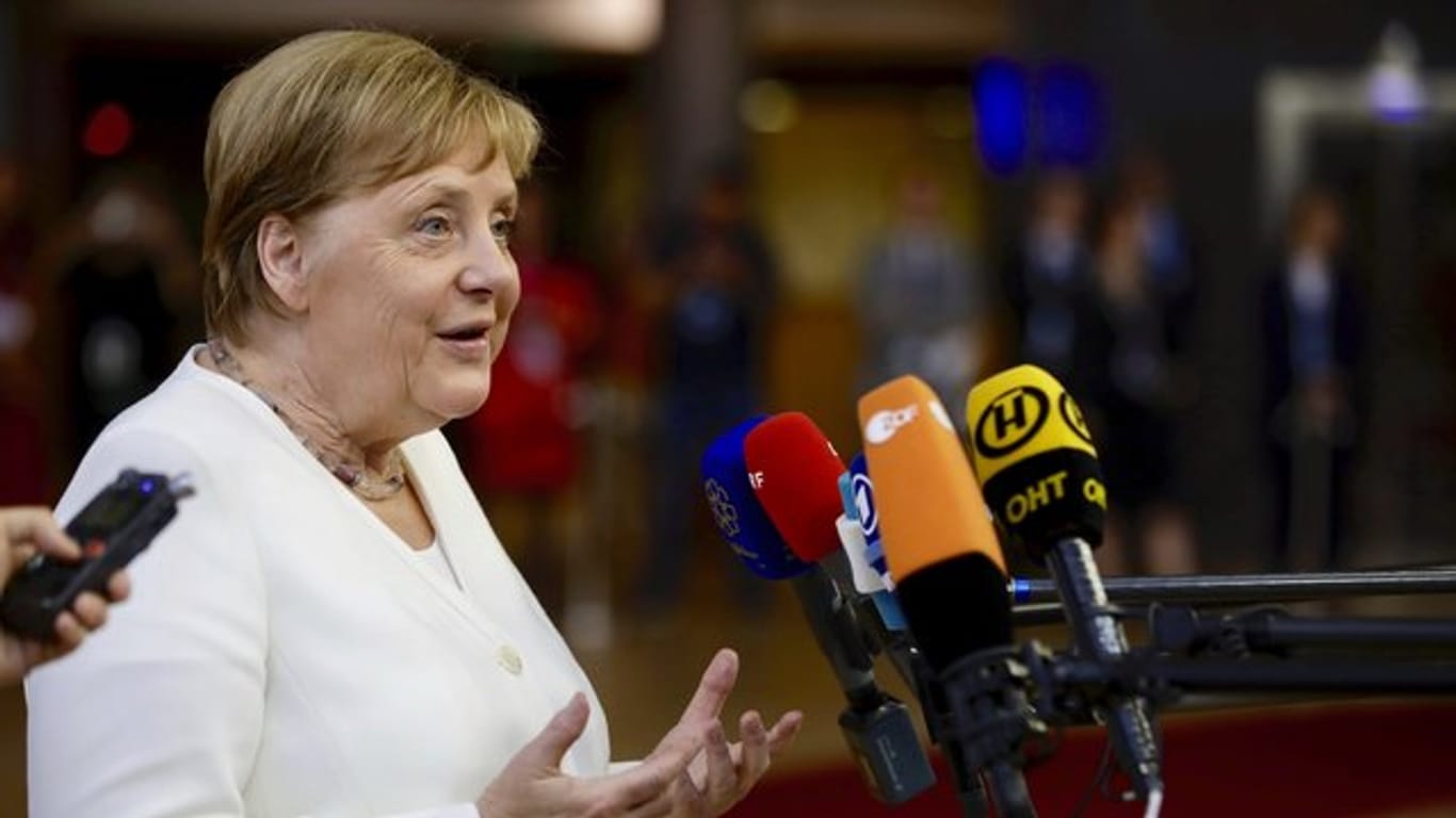 Noch kein Ergebnis: Bundeskanzlerin Angela Merkel spricht beim EU-Gipfel mit Journalisten.