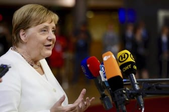 Noch kein Ergebnis: Bundeskanzlerin Angela Merkel spricht beim EU-Gipfel mit Journalisten.