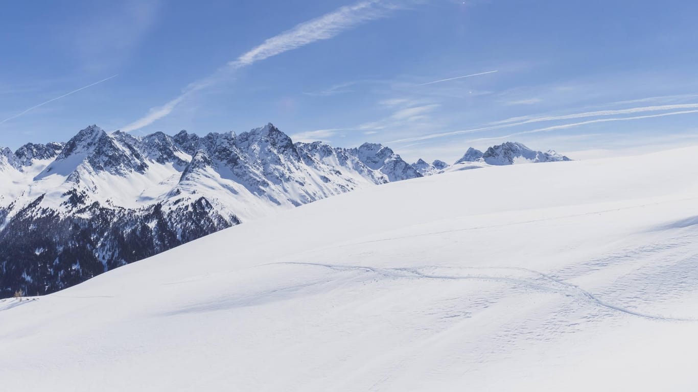 Berge in Tirol: In Österreich ist ein deutscher Bergsteiger tödlich verunglückt. (Symbolbild)Austria Tyrol between Ischgl and Galtuer view to snowy mountains on a sunny day PUBLICATIONxINxGE