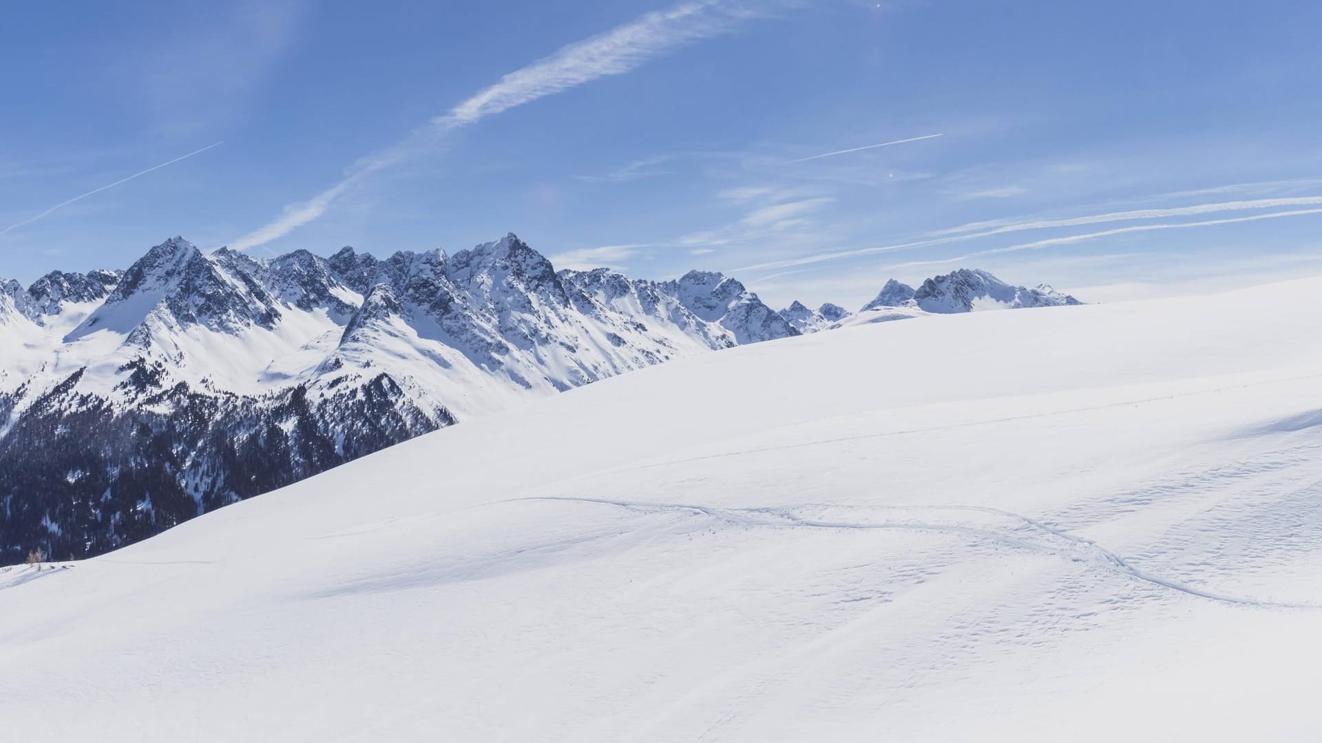 Berge in Tirol: In Österreich ist ein deutscher Bergsteiger tödlich verunglückt. (Symbolbild)Austria Tyrol between Ischgl and Galtuer view to snowy mountains on a sunny day PUBLICATIONxINxGE Berge in Tirol: In Österreich ist ein deutscher Bergsteiger tödlich verunglückt. (Symbolbild)Austria Tyrol between Ischgl and Galtuer view to snowy mountains on a sunny day PUBLICATIONxINxGE