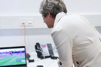 Zeit für das Wesentliche: Theresa May schaut beim EU-Gipfel ein Cricket-Match auf dem Laptop.