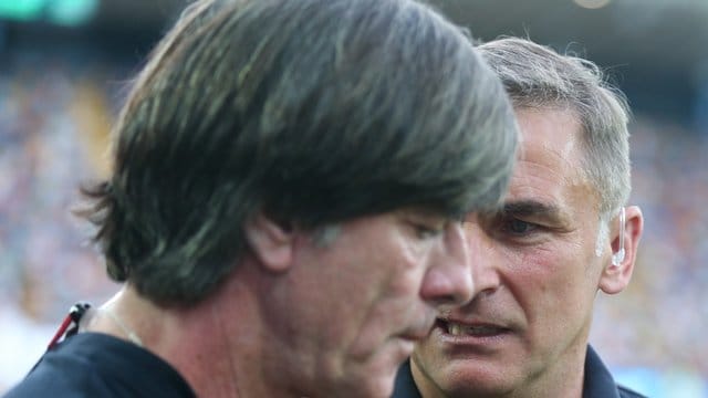 Bundestrainer Joachim Löw (l) spricht vor dem Finale mit U21-Bundestrainer Stefan Kuntz.