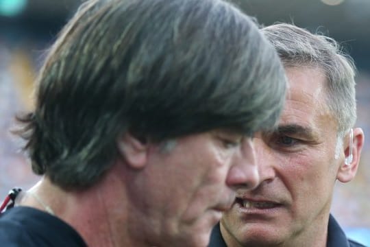 Bundestrainer Joachim Löw (l) spricht vor dem Finale mit U21-Bundestrainer Stefan Kuntz.