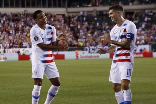 Weston McKennie (l) aus den USA bejubelt sein Tor zum 1:0 mit Christian Pulisic.