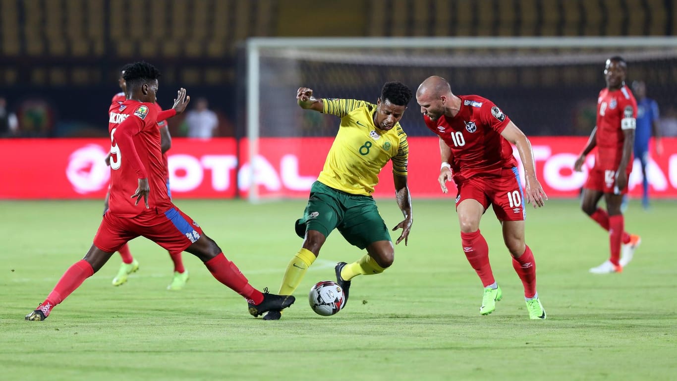 Manfred Starke (r.) im Afrika-Cup-Duell gegen Südafrika: Für den Drittliga-Profi ist es der erste Einsatz bei einem internationalen Turnier.