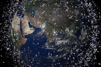 Ein computergenerierte Bild der European Space Agency (ESA) zeigt Weltraummüll früherer Weltraummissionen, der neben intakten Satelliten um die Erde kreist.