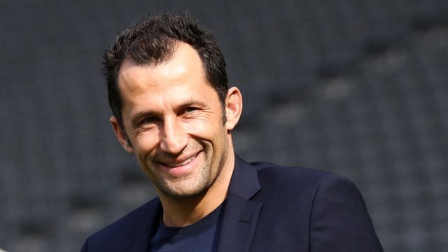 Bayerns Sportdirektor Hasan Salihamidzic wird gegen Fan-Kritik von Rainer Calmund etwas drastisch verteidigt.