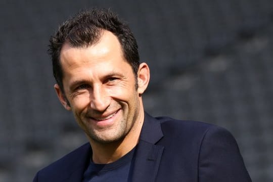 Bayerns Sportdirektor Hasan Salihamidzic wird gegen Fan-Kritik von Rainer Calmund etwas drastisch verteidigt.