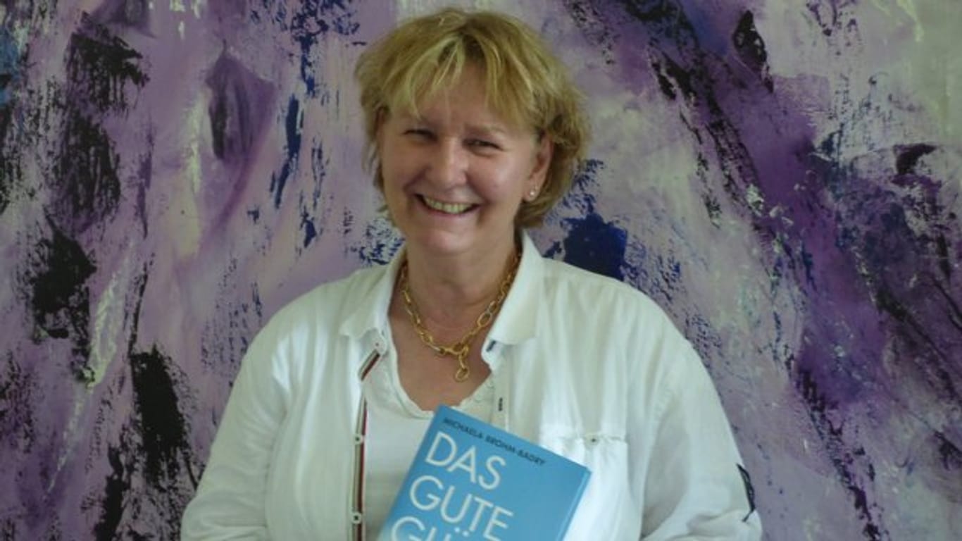 Michaela Brohm-Badry, Glücksforscherin und Autorin, präsentiert in ihrem Büro ihr neues Buch "Das gute Glück".