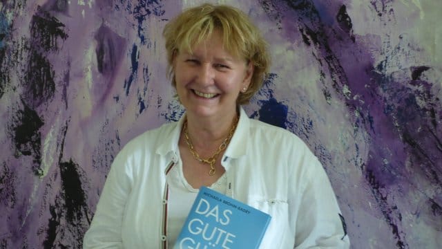 Michaela Brohm-Badry, Glücksforscherin und Autorin, präsentiert in ihrem Büro ihr neues Buch "Das gute Glück". Michaela Brohm-Badry, Glücksforscherin und Autorin, präsentiert in ihrem Büro ihr neues Buch "Das gute Glück".