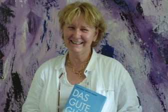 Michaela Brohm-Badry, Glücksforscherin und Autorin, präsentiert in ihrem Büro ihr neues Buch "Das gute Glück".