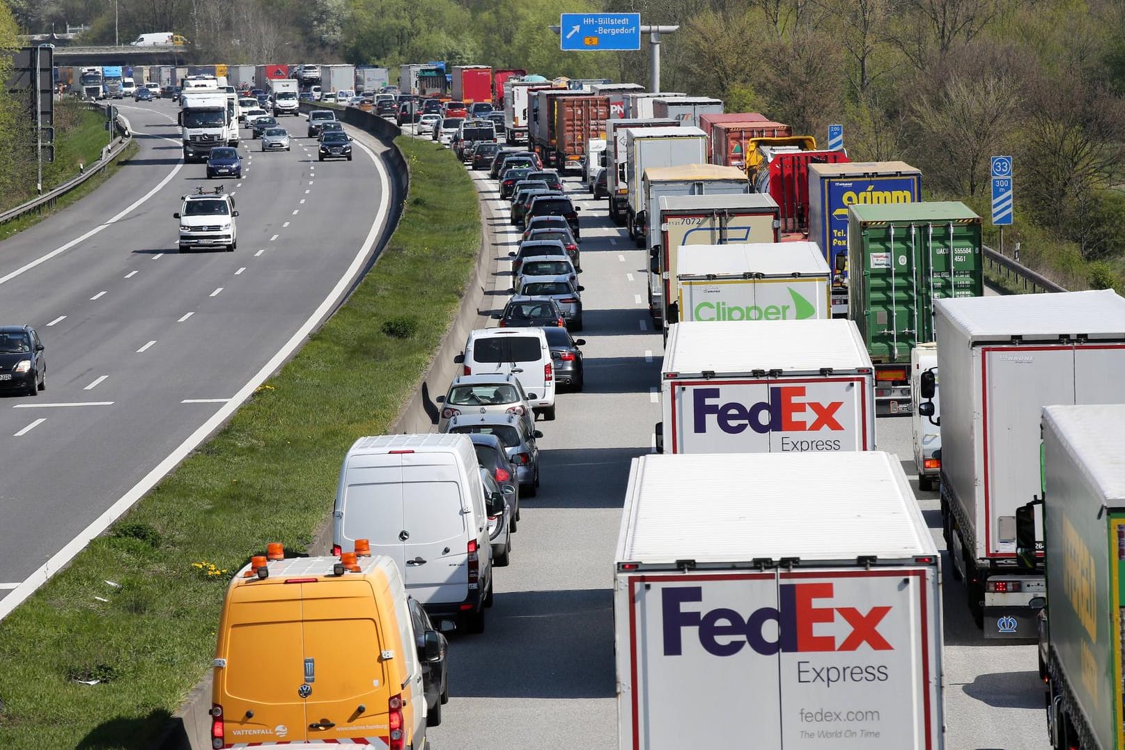 Stau auf der Autobahn (Symbolfoto): Auf der A8 und A61 dürfen nun auch samstags keine Lkws fahren.