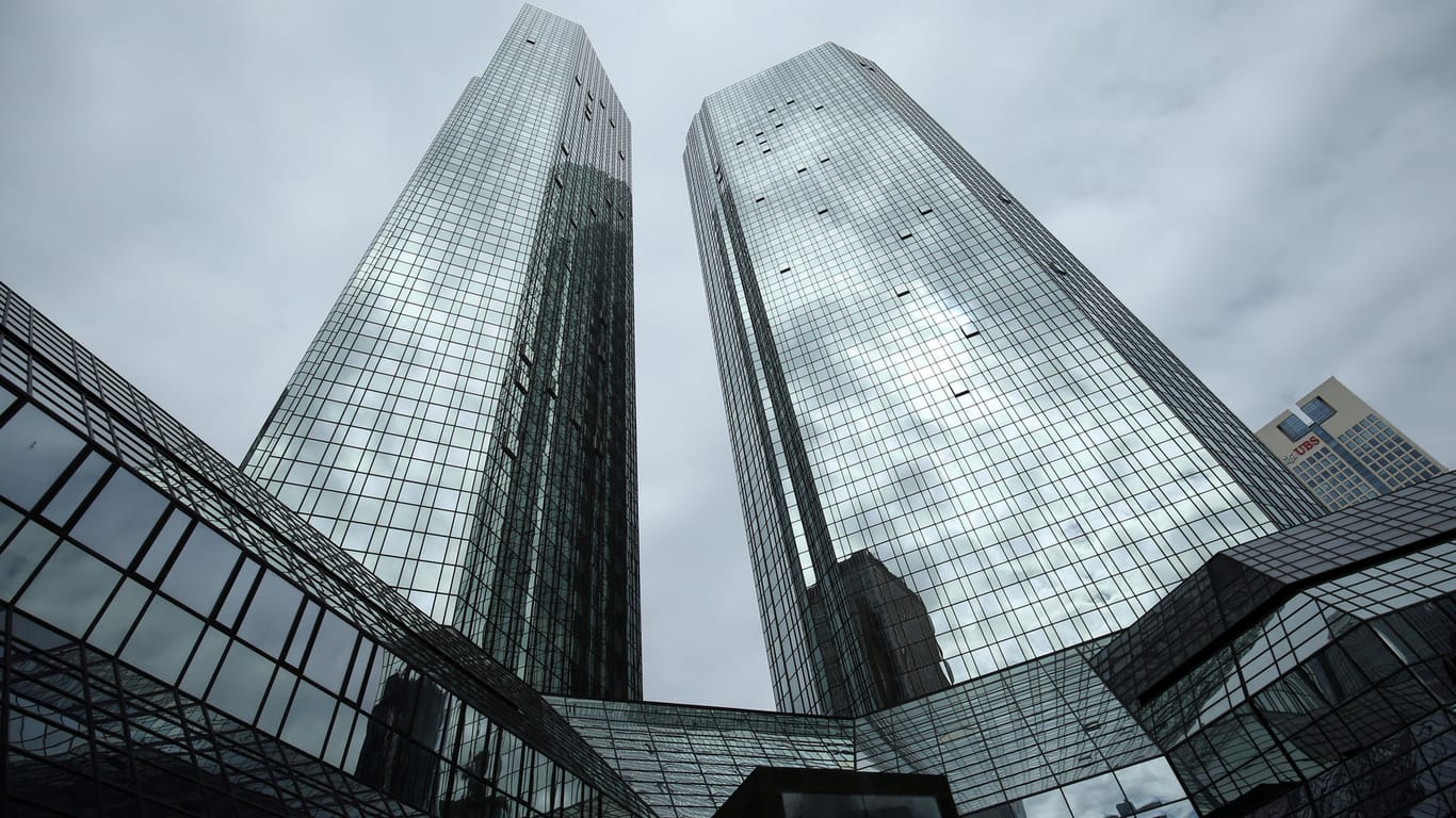 Deutsche Bank Zentrale: Bereits auf der Hauptversammlung Ende Mai hatte Vorstandschef Sewing weitere Kürzungen angekündigt.
