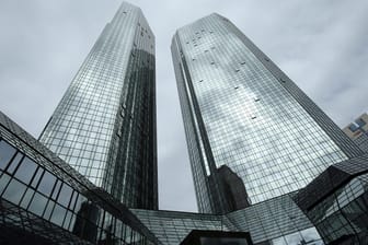Deutsche Bank Zentrale: Bereits auf der Hauptversammlung Ende Mai hatte Vorstandschef Sewing weitere Kürzungen angekündigt.