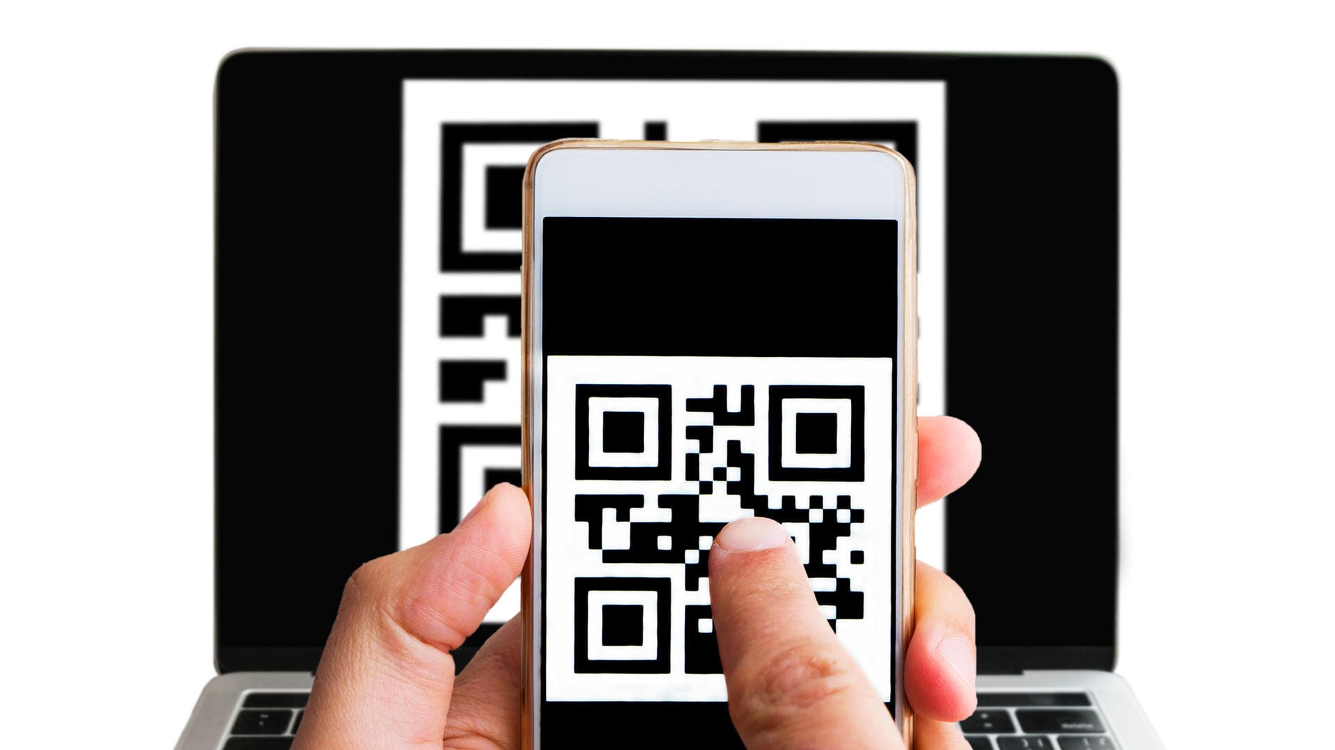 Ein Nutzer scannt einen QR-Code vom Bildschirm: Experten berichten von Phishing-Mails, die Spamfilter mithilfe von QR-Codes umgehen. (Symbolbild)