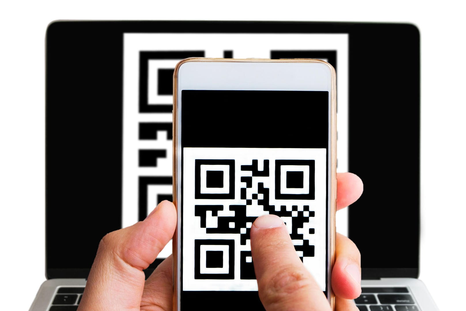 Ein Nutzer scannt einen QR-Code vom Bildschirm: Experten berichten von Phishing-Mails, die Spamfilter mithilfe von QR-Codes umgehen. (Symbolbild)