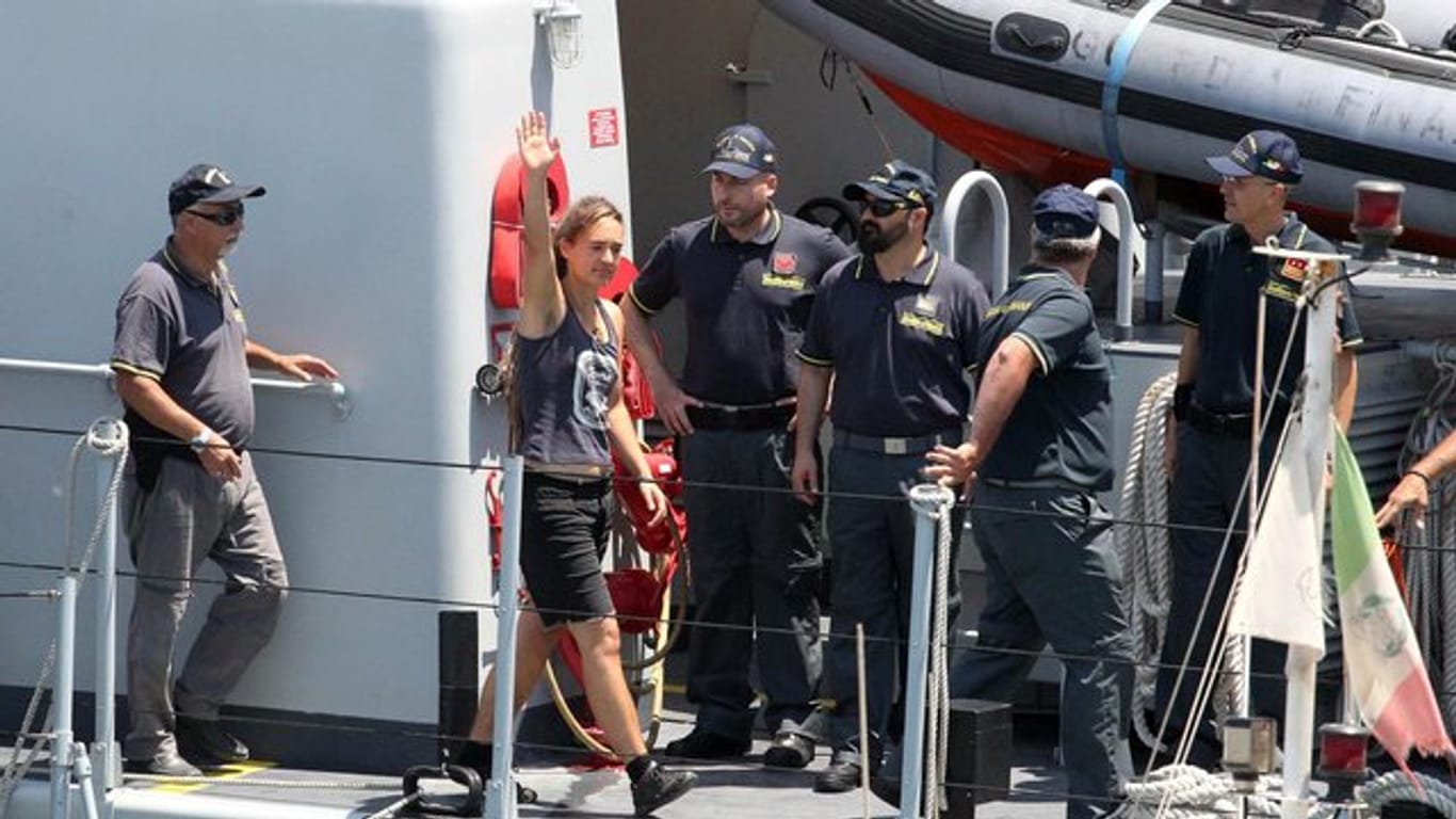 Carola Rackete, deutsche Kapitänin der "Sea-Watch 3", winkt bei ihrer Ankunft im Hafen von Porto Empedocle.