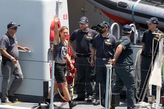Carola Rackete, deutsche Kapitänin der "Sea-Watch 3", winkt bei ihrer Ankunft im Hafen von Porto Empedocle.