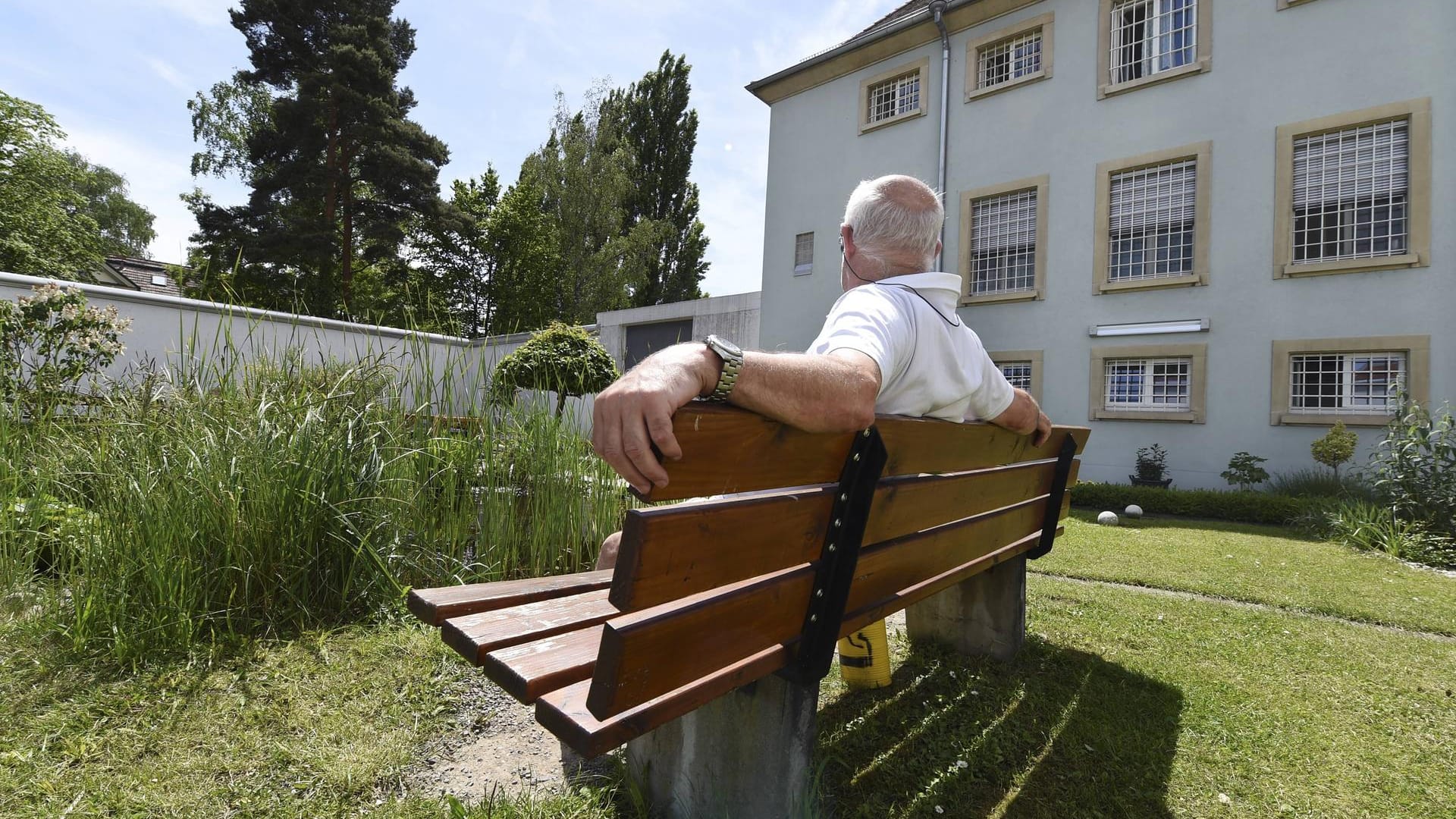 Ein Rentner sitzt auf einer Bank in der JVA Singen: Immer mehr ältere Menschen werden wegen diversen Straftaten verurteilt. (Symbolbild)