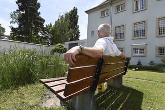 Ein Rentner sitzt auf einer Bank in der JVA Singen: Immer mehr ältere Menschen werden wegen diversen Straftaten verurteilt. (Symbolbild)