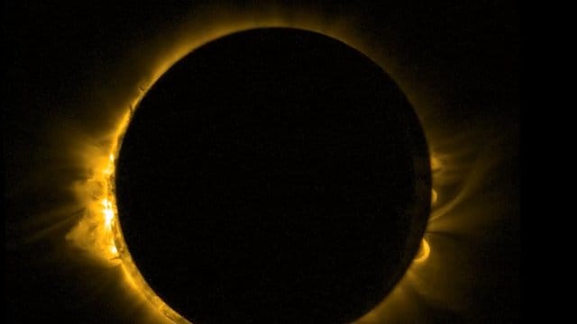 Eine totale Sonnenfinsternis aus einer faszinierenden Perspektive. Eine totale Sonnenfinsternis aus einer faszinierenden Perspektive.