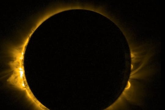 Eine totale Sonnenfinsternis aus einer faszinierenden Perspektive.