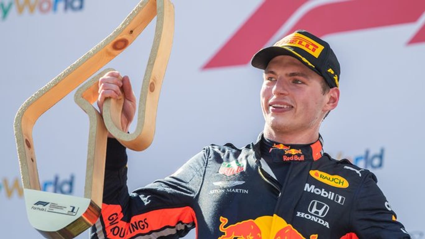Red-Bull-Pilot Max Verstappen bejubelt seinen Sieg auf dem Kurs in Österreich.
