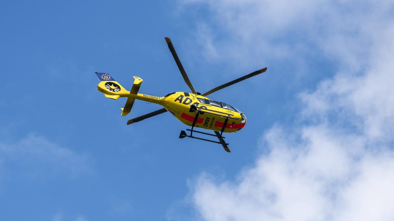 Ein Rettungshubschrauber des ADAC fliegt in der Luft: In Karlsruhe wurde ein Mann schwer verletzt.