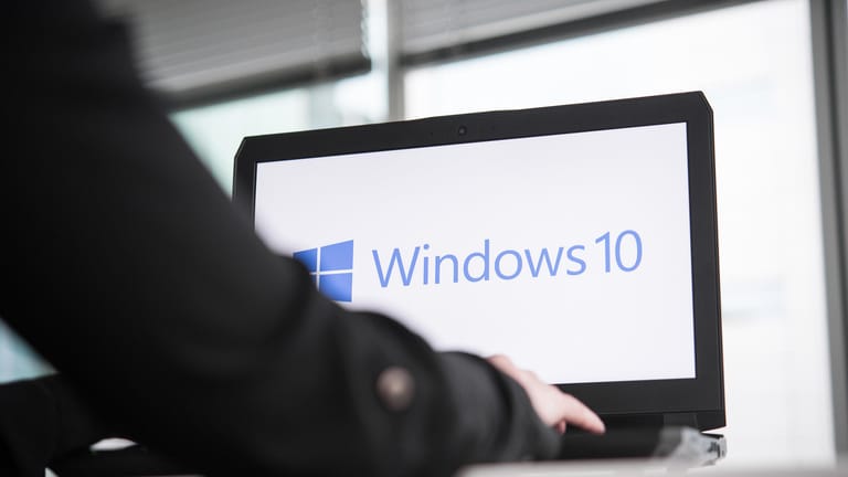 Das Logo von Windows 10 auf einem Laptop (Symbolbild): Microsoft bestätigt einen Fehler mit Verbindungsproblemen nach einem Update.