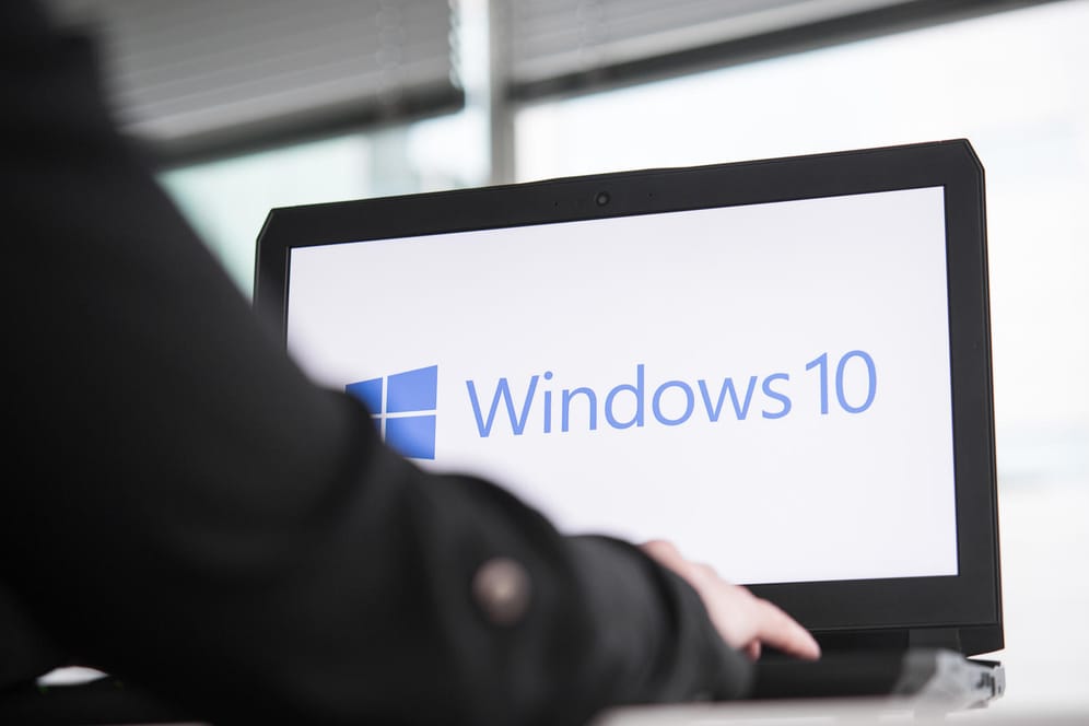 Das Logo von Windows 10 auf einem Laptop (Symbolbild): Microsoft bestätigt einen Fehler mit Verbindungsproblemen nach einem Update.