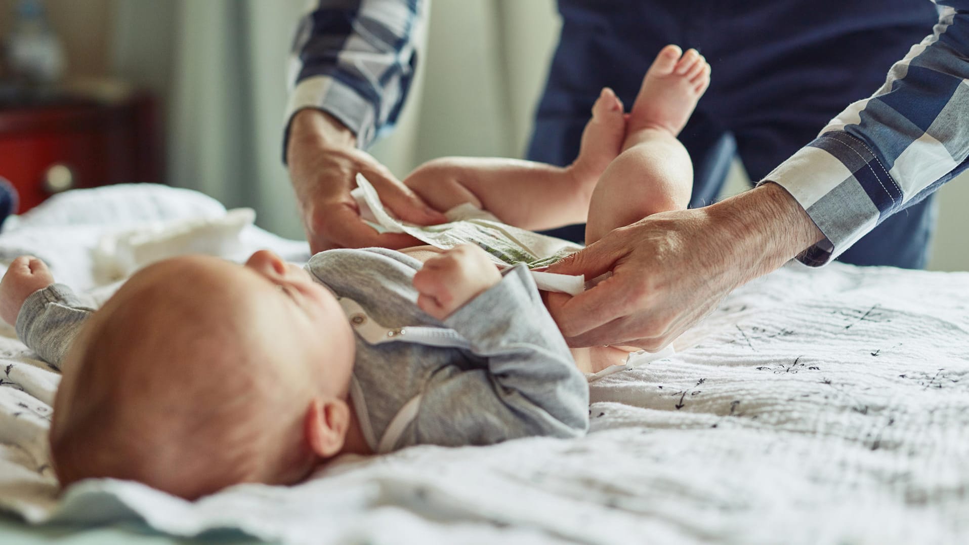 Vater wickelt Kind: Alle neuen öffentlichen Toiletten in New York müssen Wickeltische in den Männer-WCs bereitstellen.