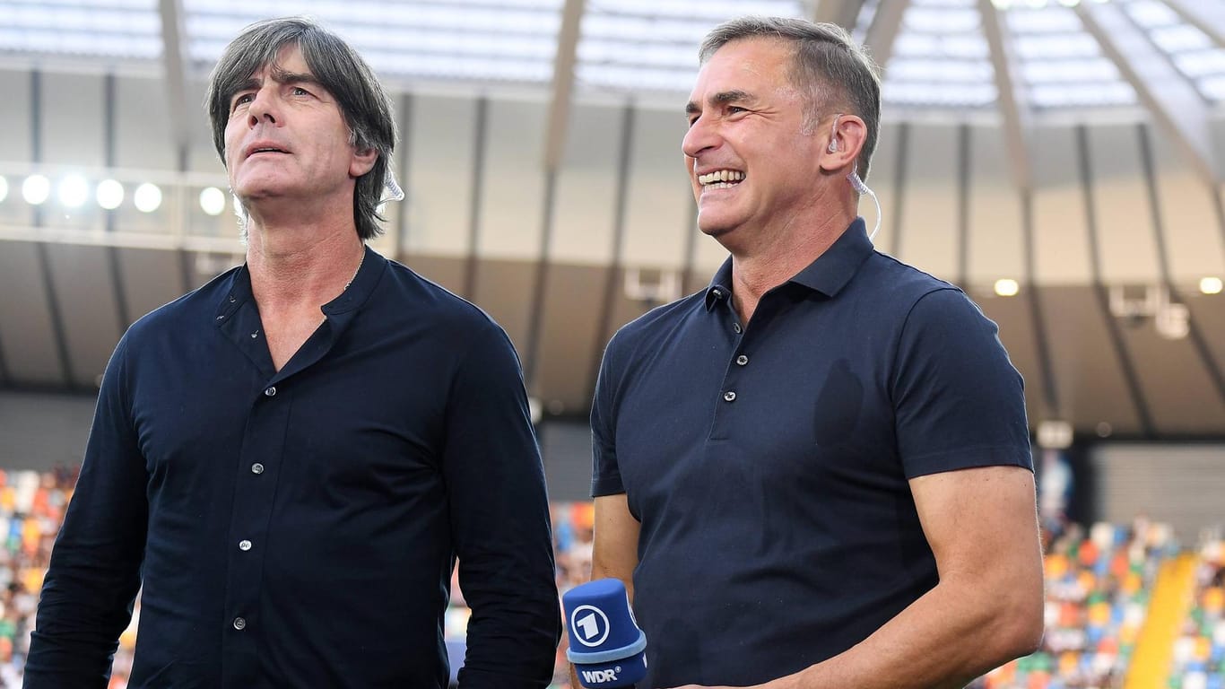 Jogi Löw (l.) und Stefan Kuntz vor dem EM-Finale der U21: Löst der Junioren-Coach langfristig den Bundestrainer ab?