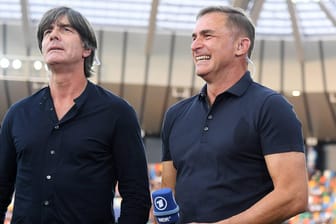 Jogi Löw (l.) und Stefan Kuntz vor dem EM-Finale der U21: Löst der Junioren-Coach langfristig den Bundestrainer ab?