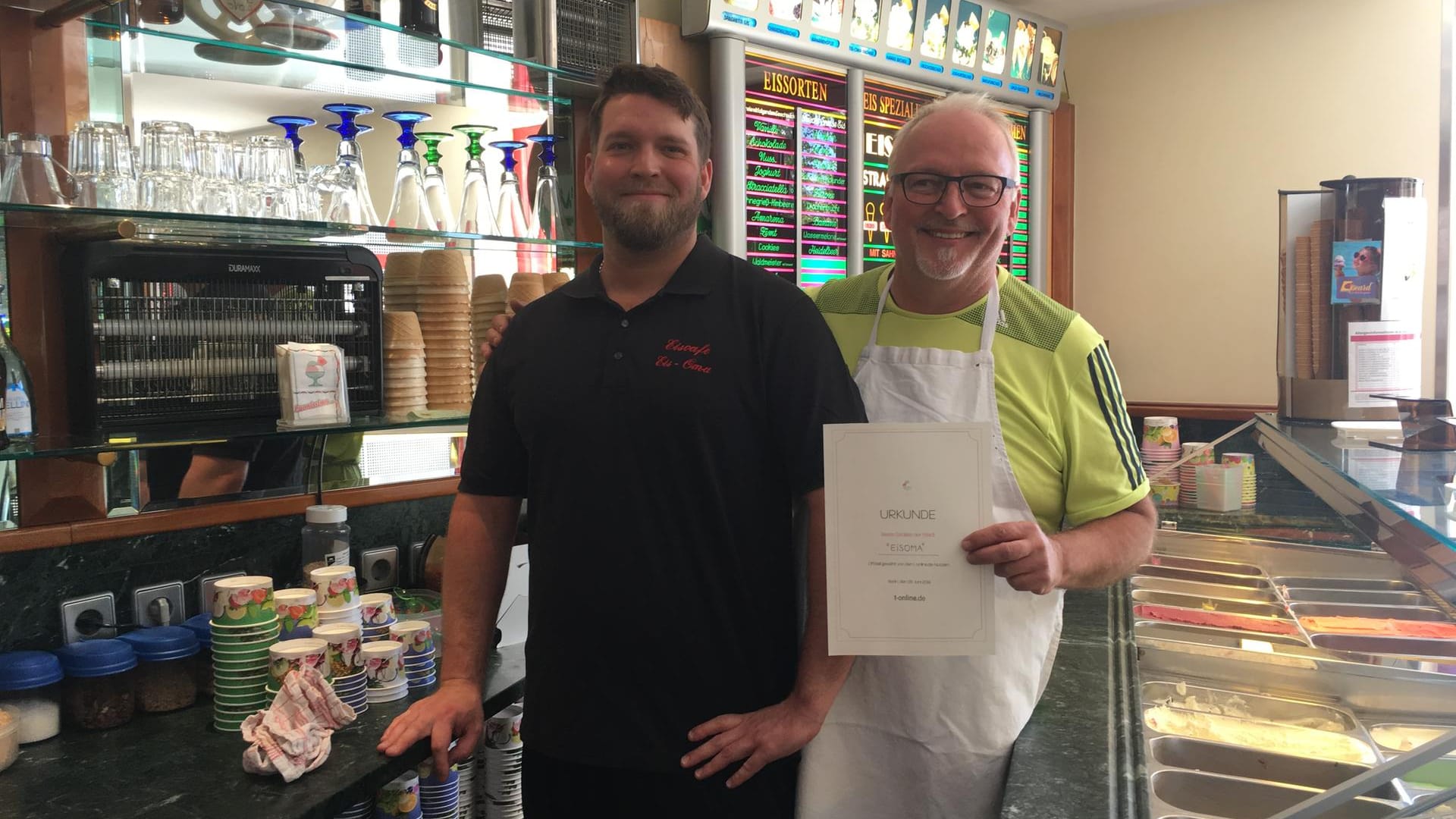 Jerome Kuhn und Claus-Jürgen Kuhn (rechts) freuen sich über die Urkunde für die beste Eisdiele in Karlsruhe.