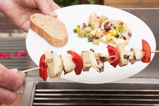 Damit Holzspieße beim Grillen kein Feuer fangen, sollten sie zuvor für etwa zwei Stunden im Wasser liegen.