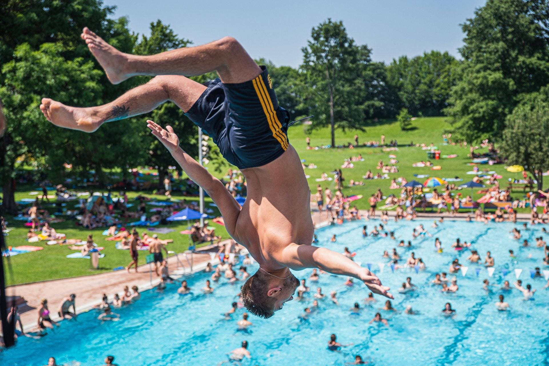 Viel Betrieb im Freibad (Symbolbild): In Bad Sobernheim musste die Polizei wegen Überfüllung anrücken.