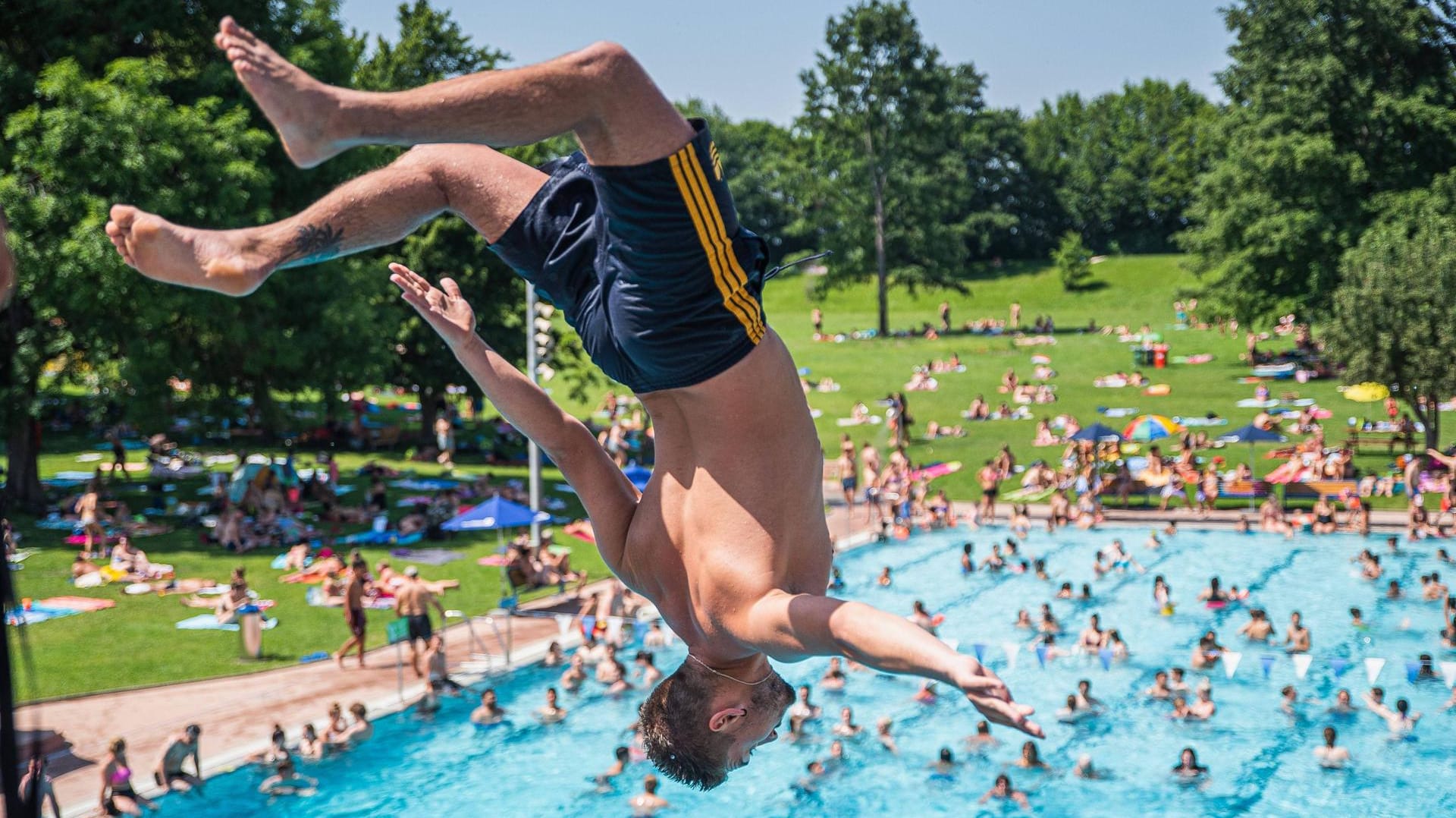 Viel Betrieb im Freibad (Symbolbild): In Bad Sobernheim musste die Polizei wegen Überfüllung anrücken.