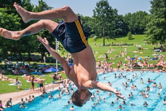 Viel Betrieb im Freibad (Symbolbild): In Bad Sobernheim musste die Polizei wegen Überfüllung anrücken.