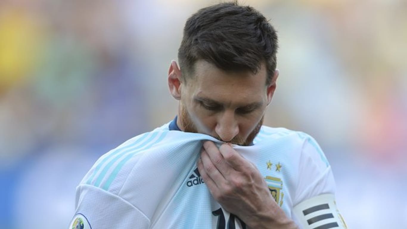 Trifft mit Argentinien im "Superclásico" beim Halbfinale der Copa América auf Brasilien: Lionel Messi küsst sein Trikot.