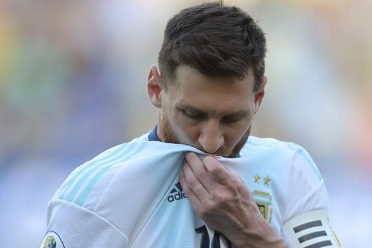 Trifft mit Argentinien im "Superclásico" beim Halbfinale der Copa América auf Brasilien: Lionel Messi küsst sein Trikot.