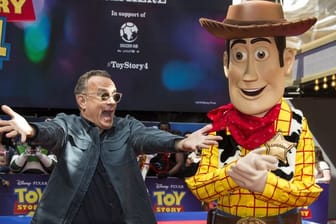 Tom Hanks (l) neben Woody auf dem Roten Teppich bei der Premiere des Films "Toy Story 4" in London.