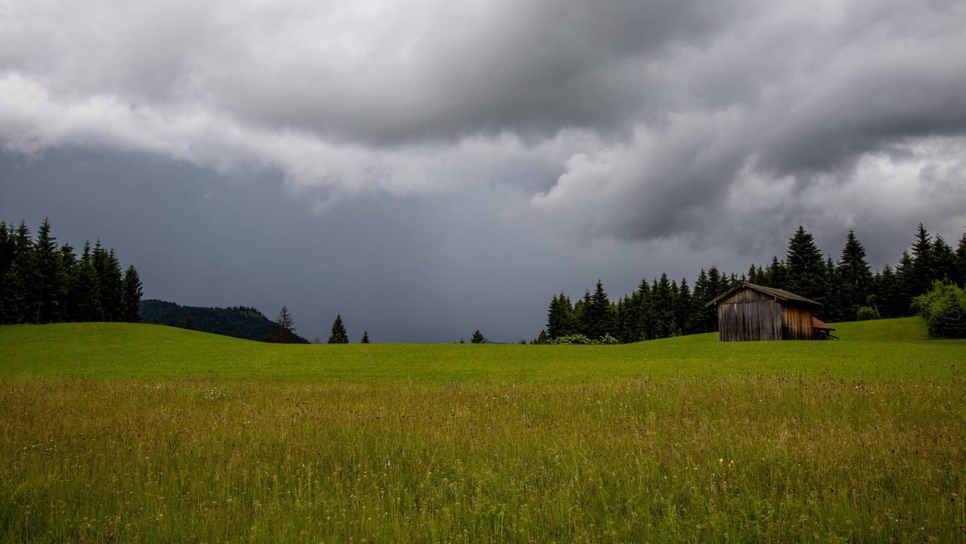 Dunkle Wolken über Bayern (Archivbild): Für den Süden Deutschlands werden starke Gewitter erwartet.