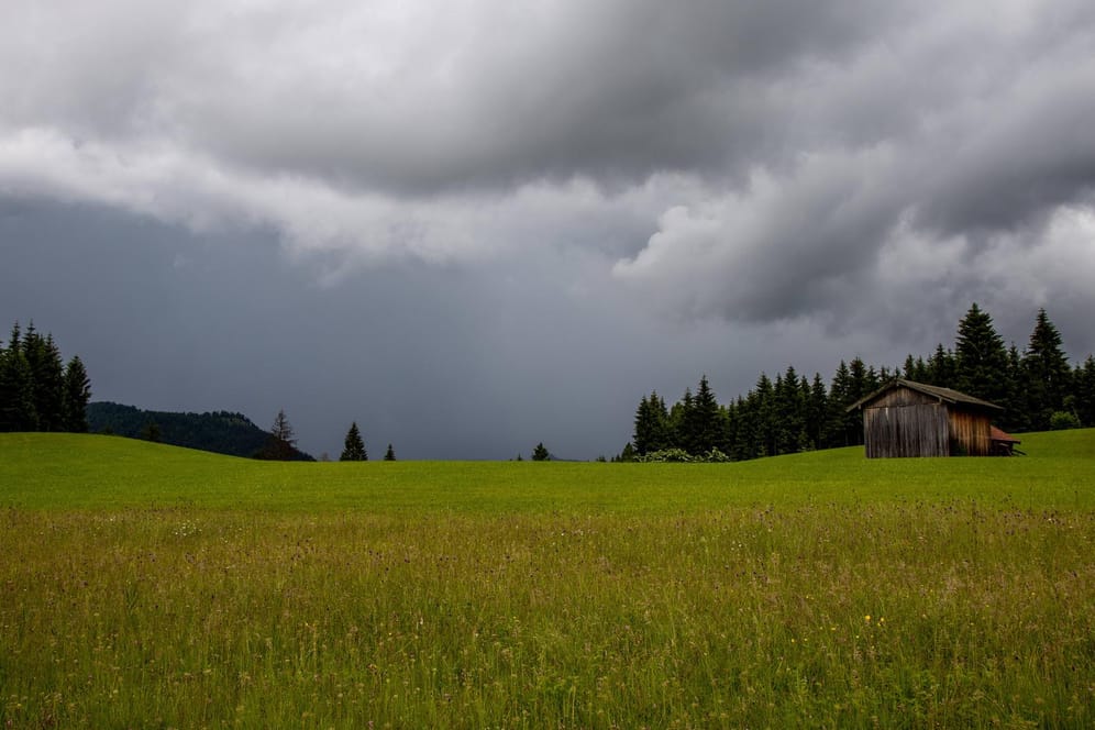 Dunkle Wolken über Bayern (Archivbild): Für den Süden Deutschlands werden starke Gewitter erwartet.